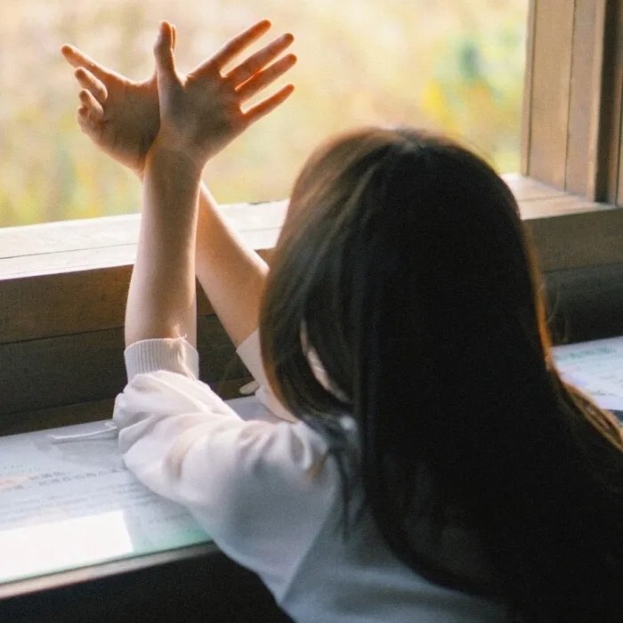 她行走于黑暗中